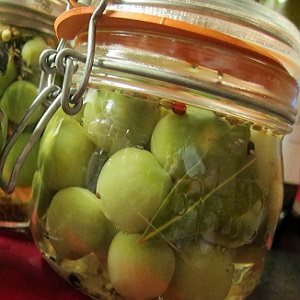 Recettes simples et délicieuses pour les tomates vertes marinées: comment les cuire et les rouler correctement pour l'hiver