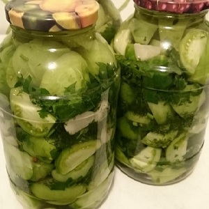 Recettes simples et délicieuses pour les tomates vertes marinées: comment les cuire et les rouler correctement pour l'hiver