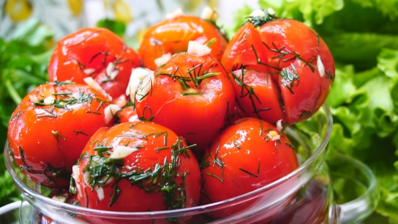 Recettes de tomates instantanées légèrement salées: top des façons les plus délicieuses, trucs et astuces