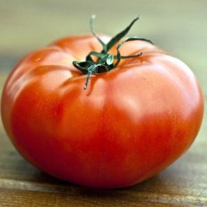 Un invité bienvenu sur votre site est la tomate Sultan: nous cultivons sans tracas et profitons de la récolte