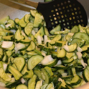 Nous fermons les concombres dans notre propre jus rapidement et savoureux