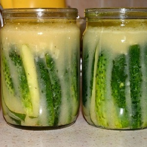 Nous fermons les concombres dans notre propre jus rapidement et savoureux
