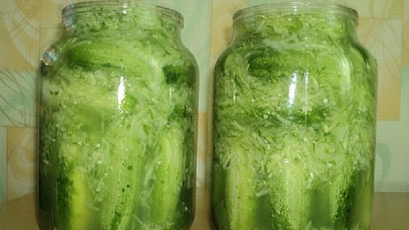 Nous fermons les concombres dans notre propre jus rapidement et savoureux