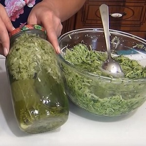 Nous fermons les concombres dans notre propre jus rapidement et savoureux