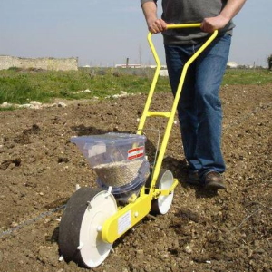 Qu'est-ce qu'un planteur d'ail: un examen des meilleurs modèles et des instructions pour fabriquer un planteur de vos propres mains