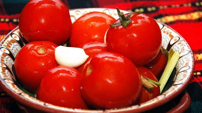 Top 10 des meilleures recettes sur la façon de mariner des tomates dans un tonneau, caractéristiques de la préparation des contenants et du stockage des cornichons prêts à l'emploi