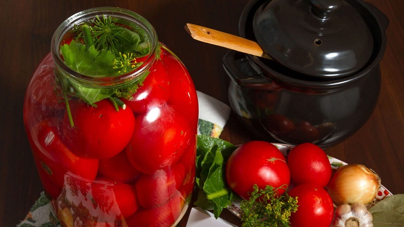 Top 10 des meilleures recettes sur la façon de mariner des tomates dans un tonneau, caractéristiques de la préparation des contenants et du stockage des cornichons prêts à l'emploi