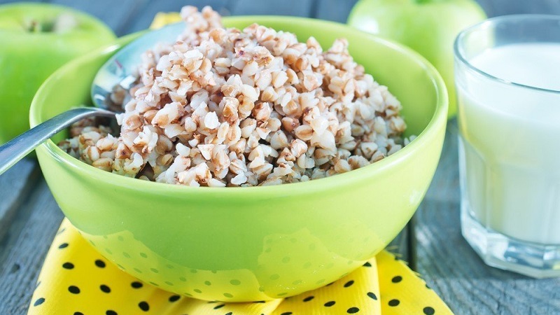 Quoi de mieux pour perdre du poids - riz ou sarrasin: nous comparons la teneur en calories, les avantages et les critiques de la perte de poids