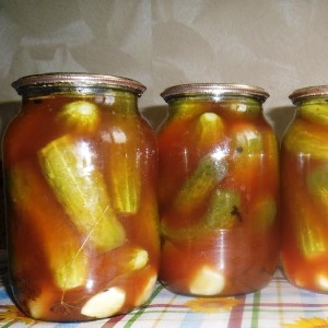 Comment cuisiner délicieusement des concombres marinés pour l'hiver dans du jus de tomate: les meilleures recettes