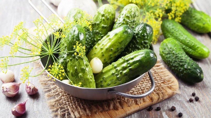 Comment préparer des cornichons croustillants pour l'hiver dans des bocaux est simple et savoureux