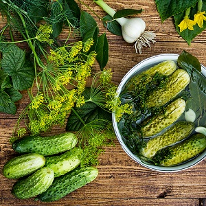 Comment préparer des cornichons croustillants pour l'hiver dans des bocaux est simple et savoureux