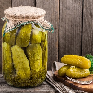 Comment préparer des cornichons croustillants pour l'hiver dans des bocaux est simple et savoureux
