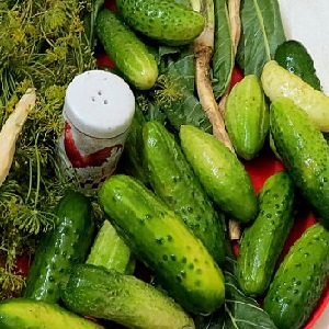 Comment préparer des cornichons croustillants pour l'hiver dans des bocaux est simple et savoureux