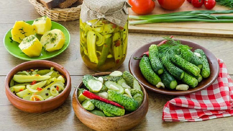 Les meilleures recettes pour saler les concombres sucrés pour l'hiver dans des pots de ménagères expérimentées