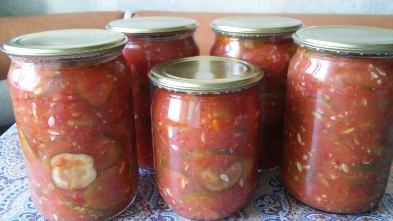 Les recettes les plus délicieuses pour mariner les concombres à la sauce tomate pour l'hiver