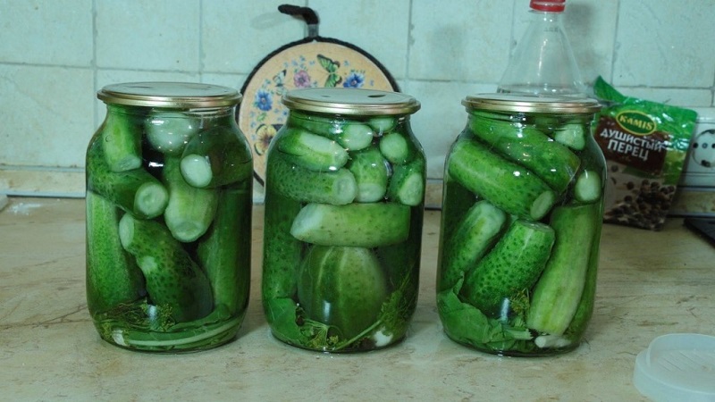 Concombres de marinade savoureux et simples avec du vinaigre pour l'hiver dans des pots