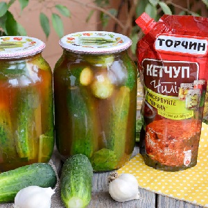 Concombres de marinade savoureux et simples avec du vinaigre pour l'hiver dans des pots