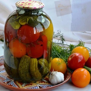 Concombres de marinade savoureux et simples avec du vinaigre pour l'hiver dans des pots