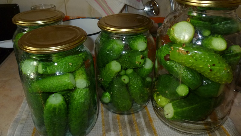 Concombres de marinade savoureux et simples avec du vinaigre pour l'hiver dans des pots