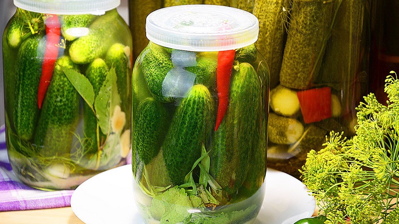 Concombres de marinade savoureux et simples avec du vinaigre pour l'hiver dans des pots