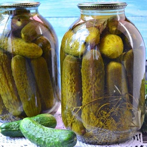 Concombres de marinade savoureux et simples avec du vinaigre pour l'hiver dans des pots