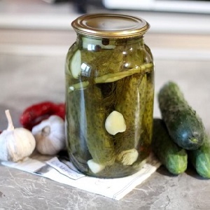 Concombres de marinade savoureux et simples avec du vinaigre pour l'hiver dans des pots