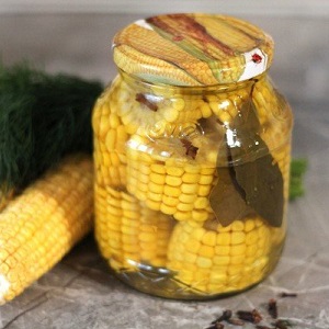 Comment faire cuire du maïs mariné en épi pour l'hiver: les meilleures recettes