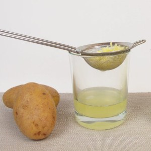 Pourquoi le jus de pomme de terre est bon pour les cheveux et comment l'utiliser correctement