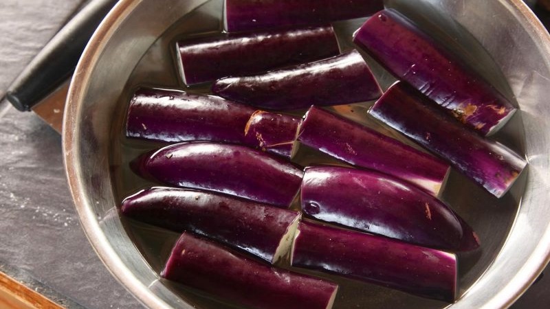 Que faire pour éviter que l'aubergine ne soit amère et est-il possible de manger des fruits amers