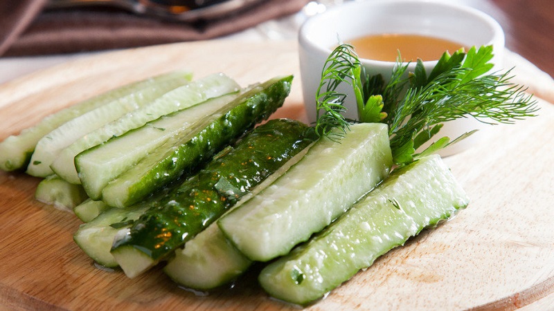 Comment faire cuire rapidement et savoureusement des concombres légèrement salés