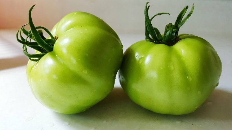 Comment conserver les tomates pour qu'elles deviennent rouges: accélérez la maturation et gardez le légume frais pendant longtemps