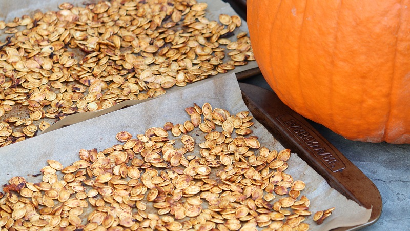 Comment éplucher les graines de citrouille à la maison: instructions étape par étape et conseils pour vous faciliter la tâche
