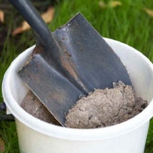 Comment nourrir les concombres avec de la cendre en plein champ et dans une serre, et ce que cela donnera à la future récolte