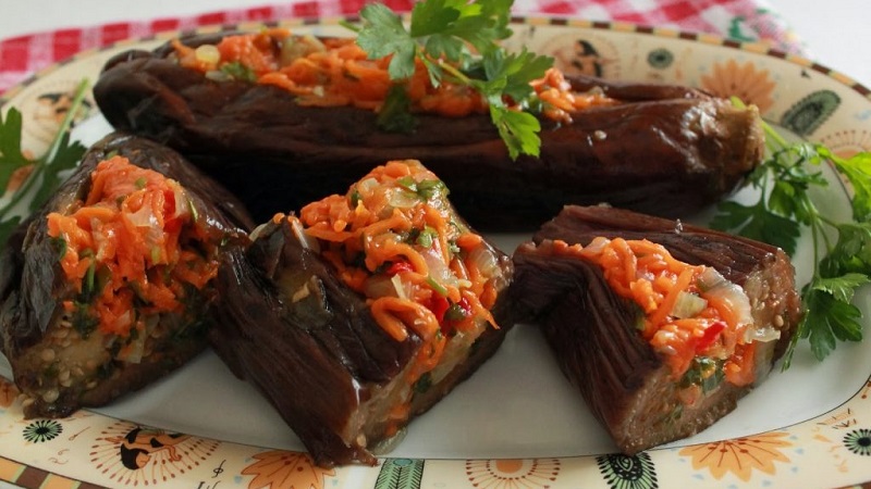 Comment faire cuire des aubergines marinées farcies aux carottes et à l'ail