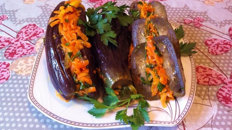 Comment faire cuire des aubergines marinées farcies aux carottes et à l'ail