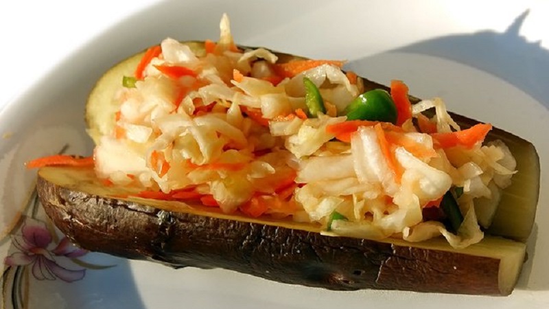 Comment faire cuire des aubergines marinées farcies aux carottes et à l'ail