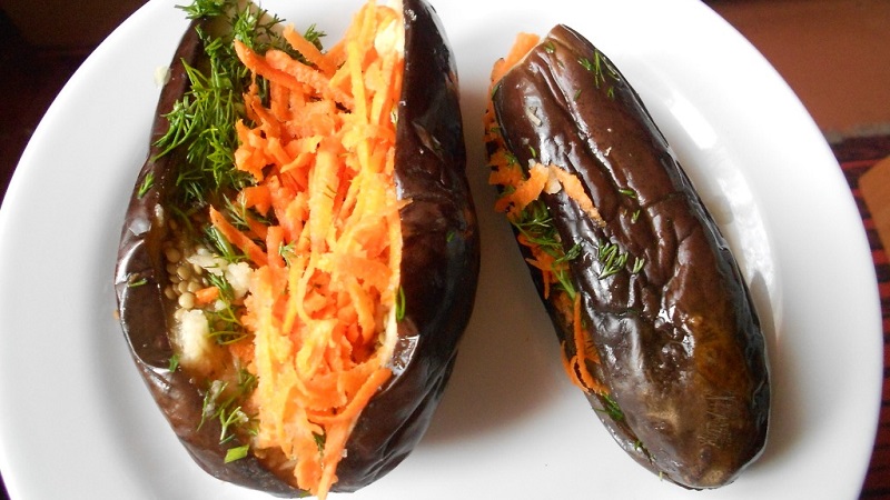 Comment faire cuire des aubergines marinées farcies aux carottes et à l'ail