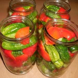 Comment faire cuire des concombres marinés avec des poivrons pour l'hiver