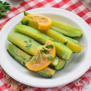 Les meilleures recettes de concombres marinés croustillants au citron pour l'hiver