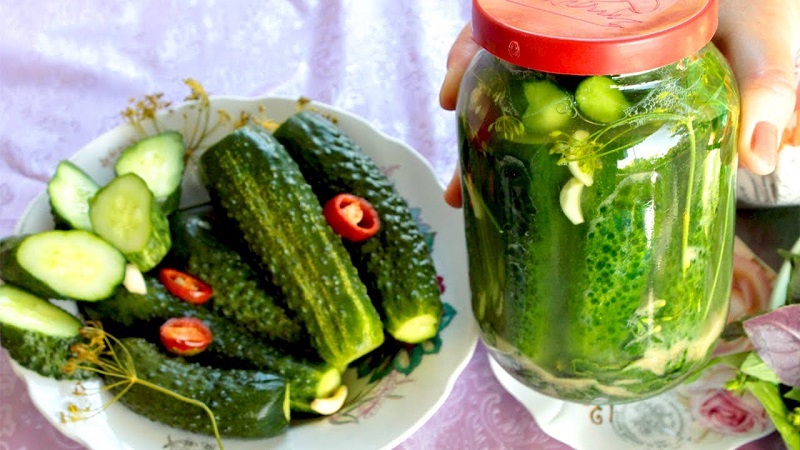 Les meilleures recettes de concombres marinés croustillants aux piments forts pour l'hiver