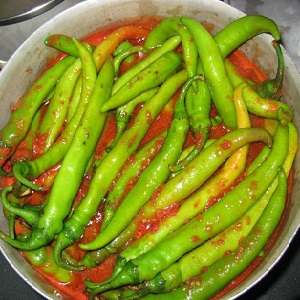 Les meilleures façons de récolter les piments forts pour l'hiver: recettes pour conserver et sécher les assaisonnements chauds