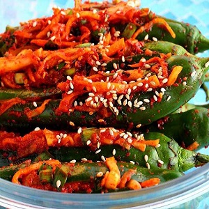 Les meilleures façons de récolter les piments forts pour l'hiver: recettes pour conserver et sécher les assaisonnements chauds