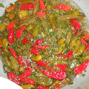 Les meilleures façons de récolter les piments forts pour l'hiver: recettes pour conserver et sécher les assaisonnements chauds