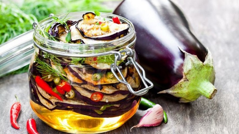 Les recettes les plus délicieuses pour saler l'aubergine pour l'hiver dans des pots de ménagères expérimentées