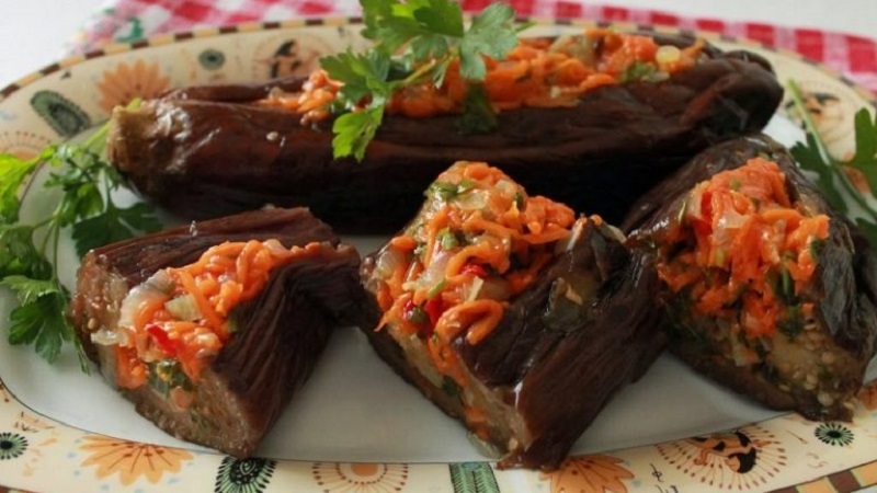 Les recettes les plus délicieuses pour saler l'aubergine pour l'hiver dans des pots de ménagères expérimentées