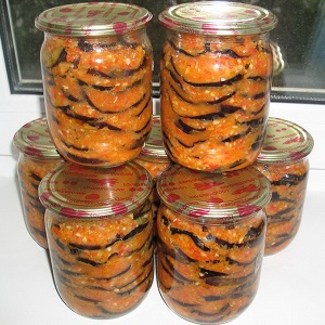 Les recettes les plus délicieuses pour saler l'aubergine pour l'hiver dans des pots de ménagères expérimentées