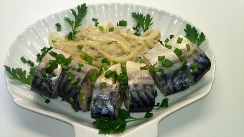 Des moyens abordables, rapides et savoureux de préparer des oignons marinés pour le barbecue, le hareng et la salade