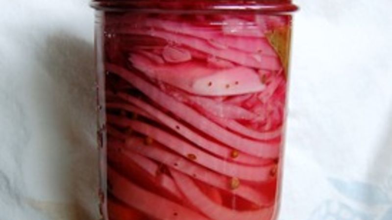 Des moyens abordables, rapides et savoureux de préparer des oignons marinés pour le barbecue, le hareng et la salade