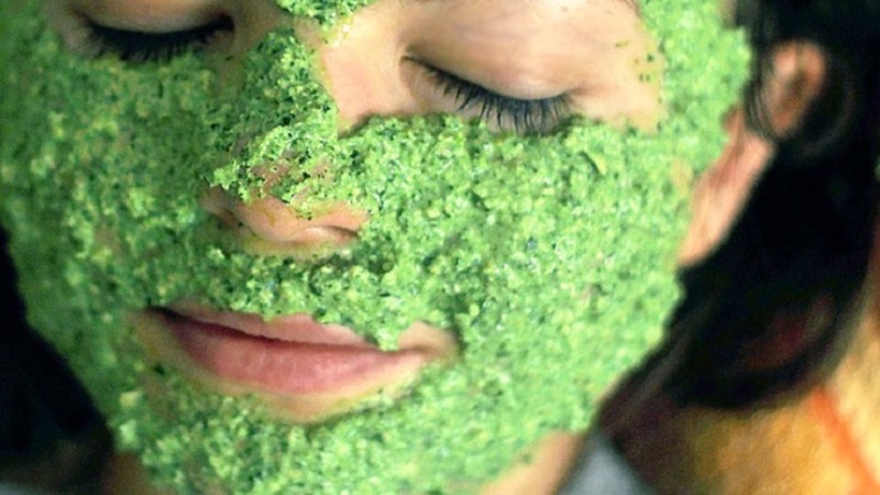 Comment le persil aide-t-il à lutter contre les poches sous les yeux et comment peut-il être utilisé