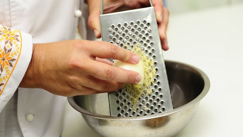 Les meilleures façons de presser des oignons sans verser de larmes
